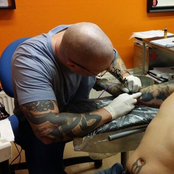 Danny arbejder på en tatovering