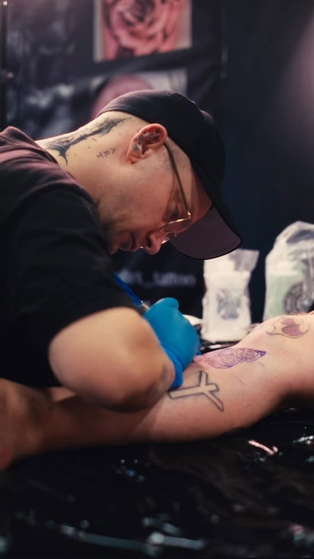 Simon arbejder på en tatovering