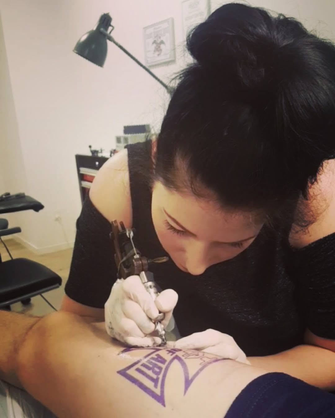 Stephanie arbejder på en tatovering